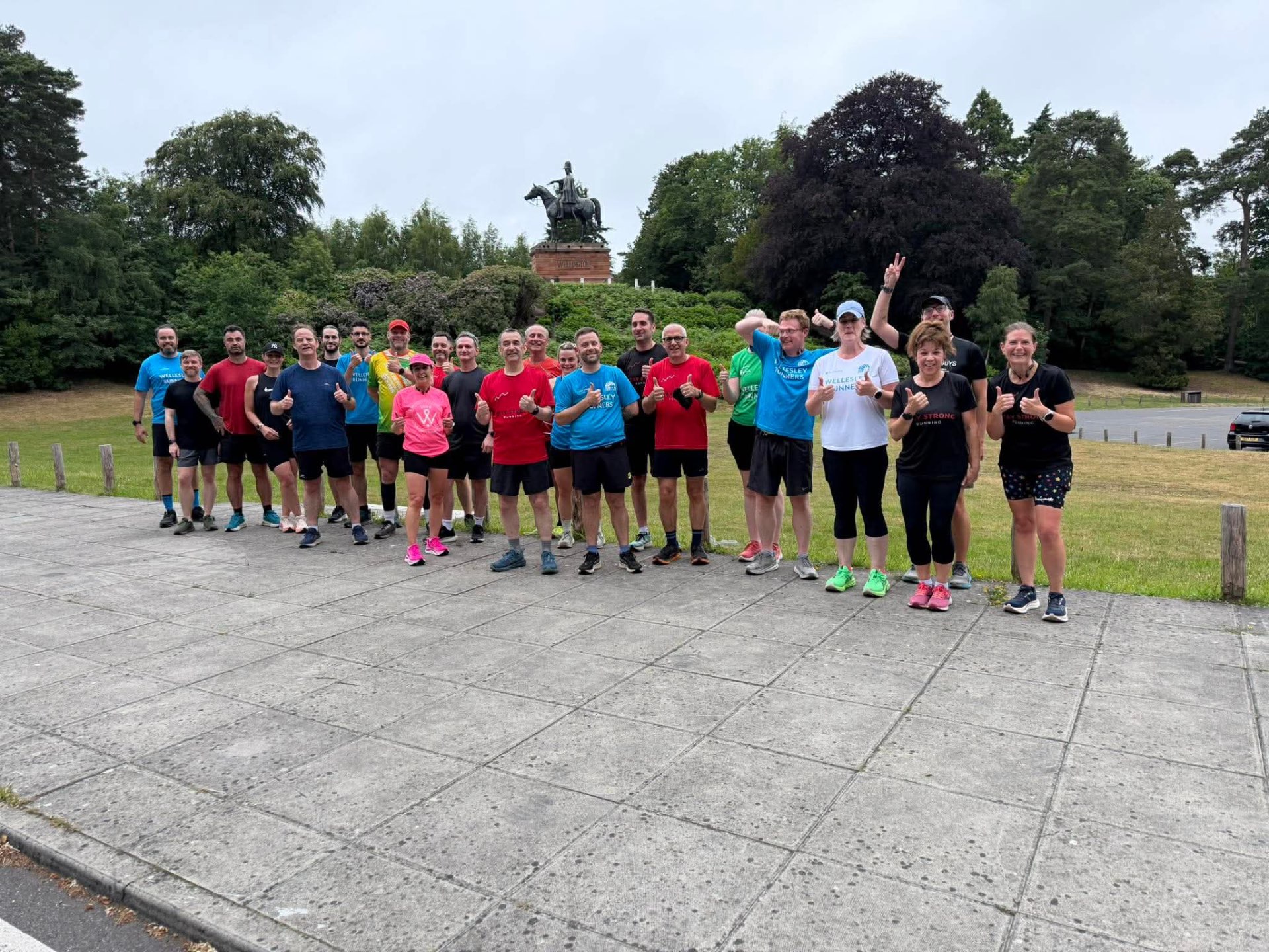 Wellesley Runners club members gathered in front of the Wellington Statue giving a thumbs up