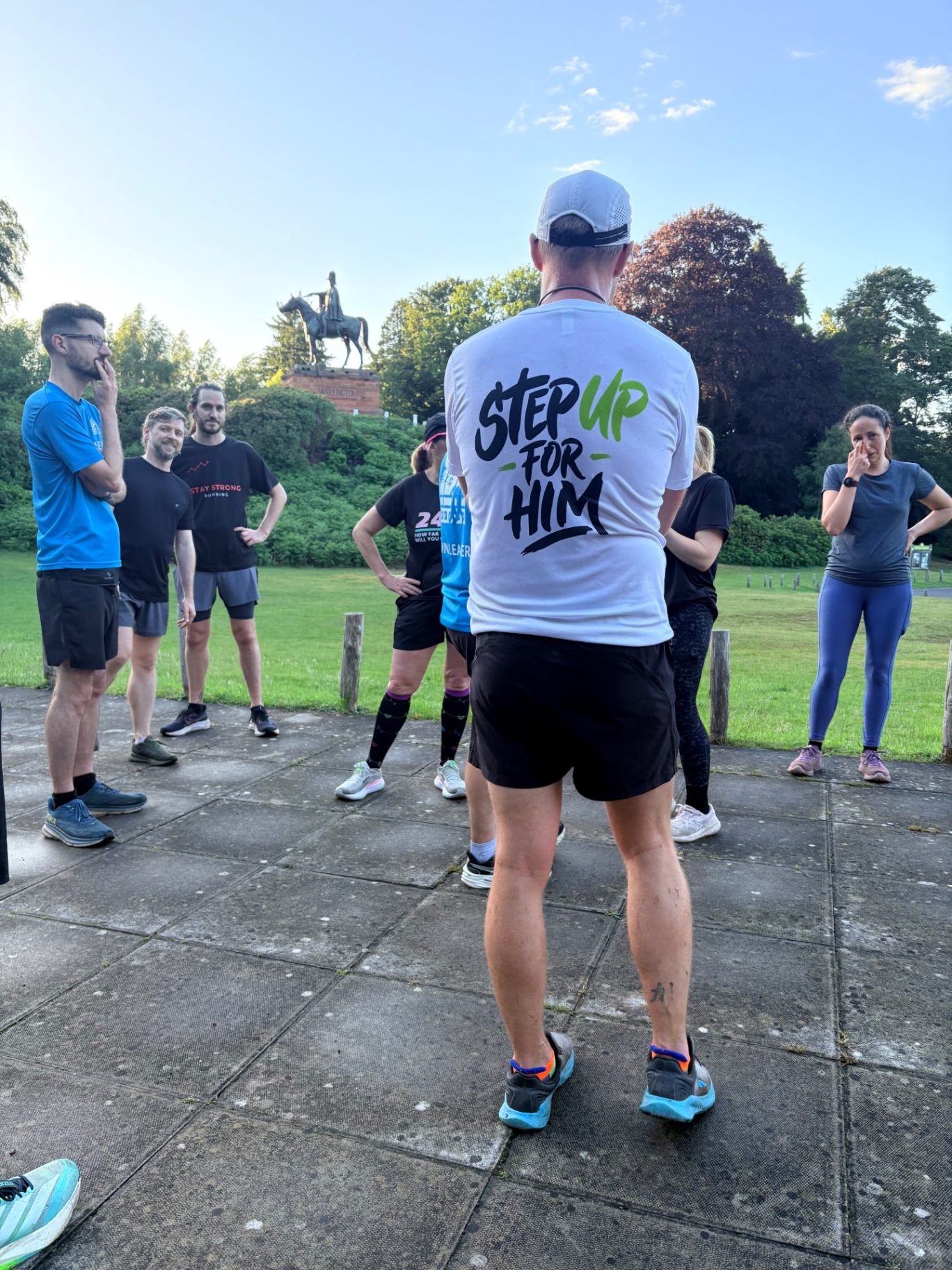 Wellesley Runners gathered for a session briefing by the Wellington Statue
